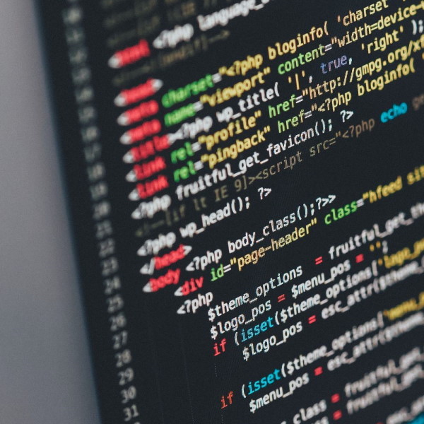 I programmatori che utilizzano gli assistenti di intelligenza artificiale creano codice più insicuro e difettoso rispetto a quelli che non lo fanno